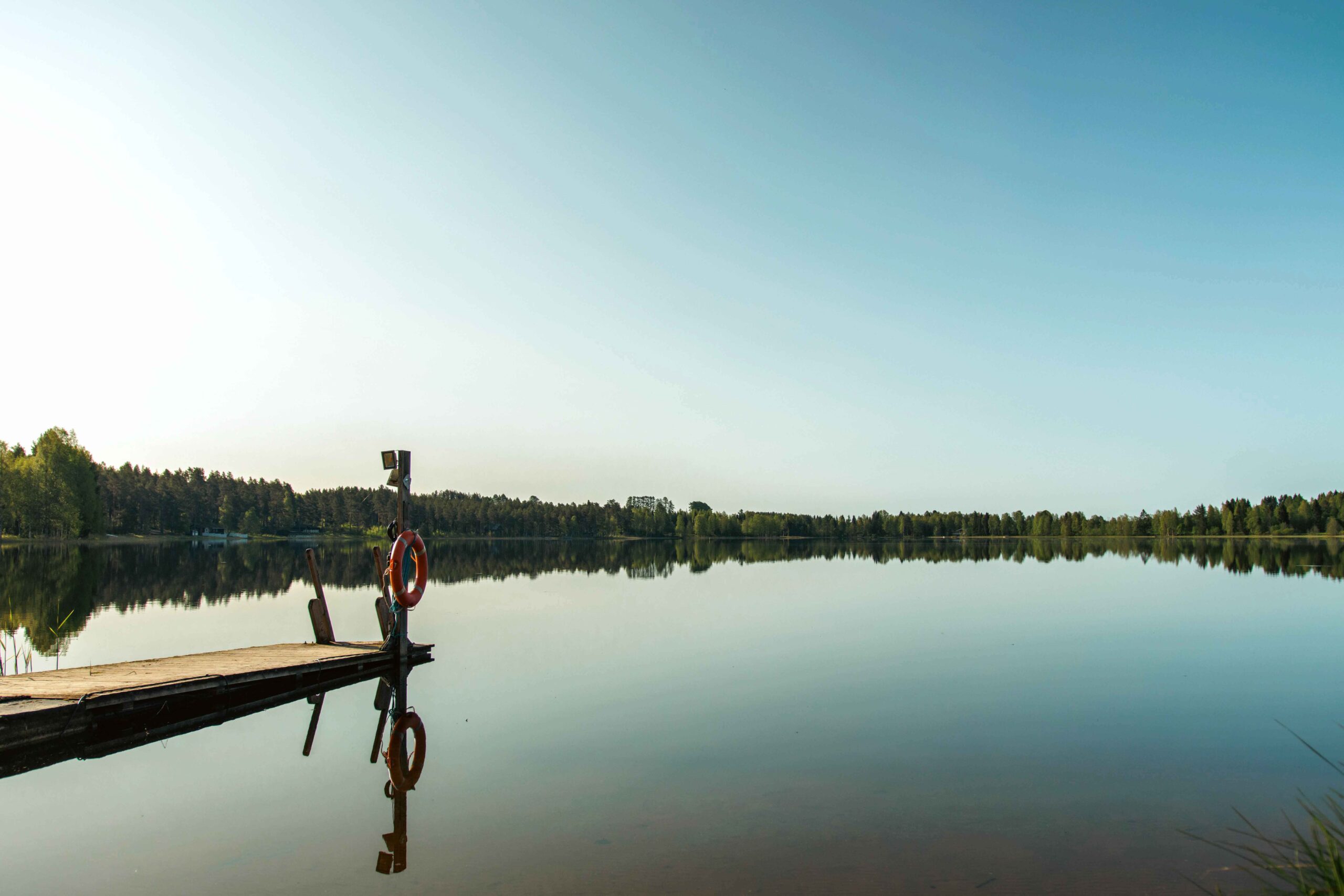 Tyyni järvimaisema, särkinen ja laituri