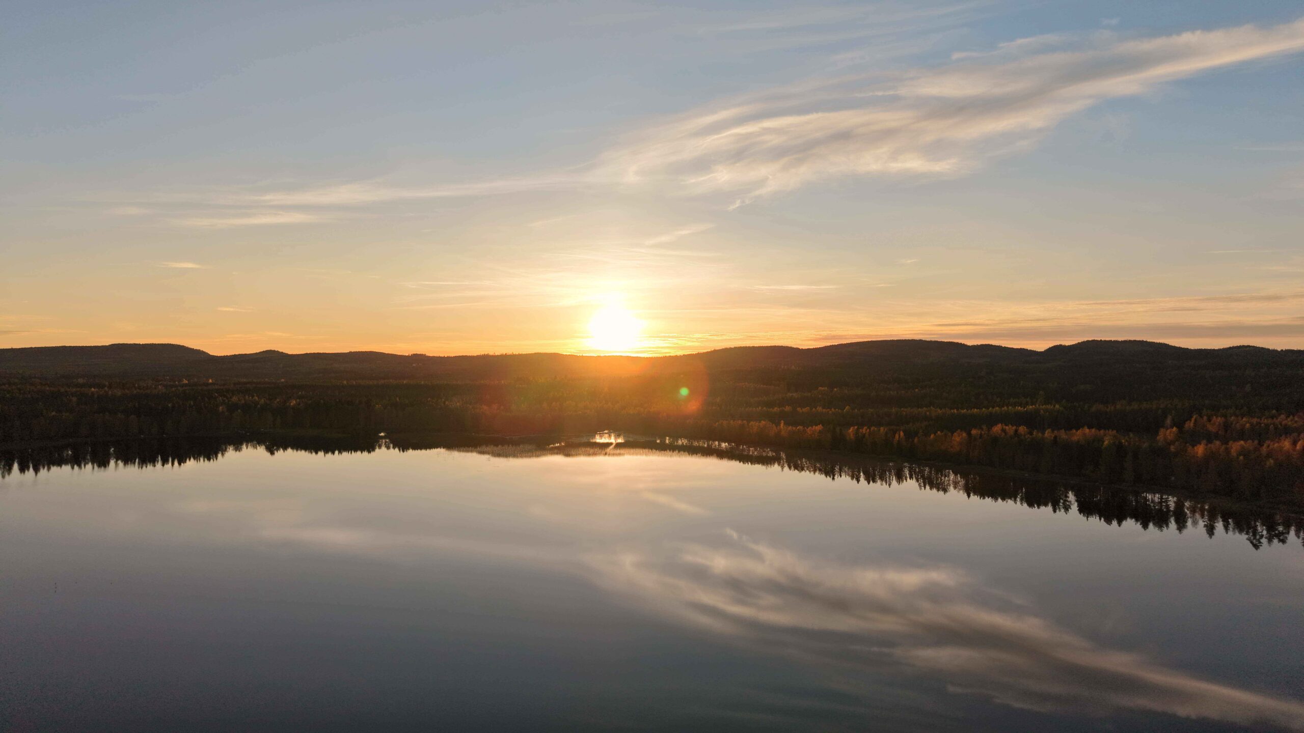 Ruskamaisema ja tyynijärvi